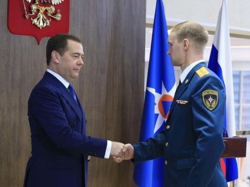 Дмитрий Медведев наградил спасателя из Тверской области медалью Суворова Дмитрий Медведев наградил спасателя из Тверской области медалью Суворова