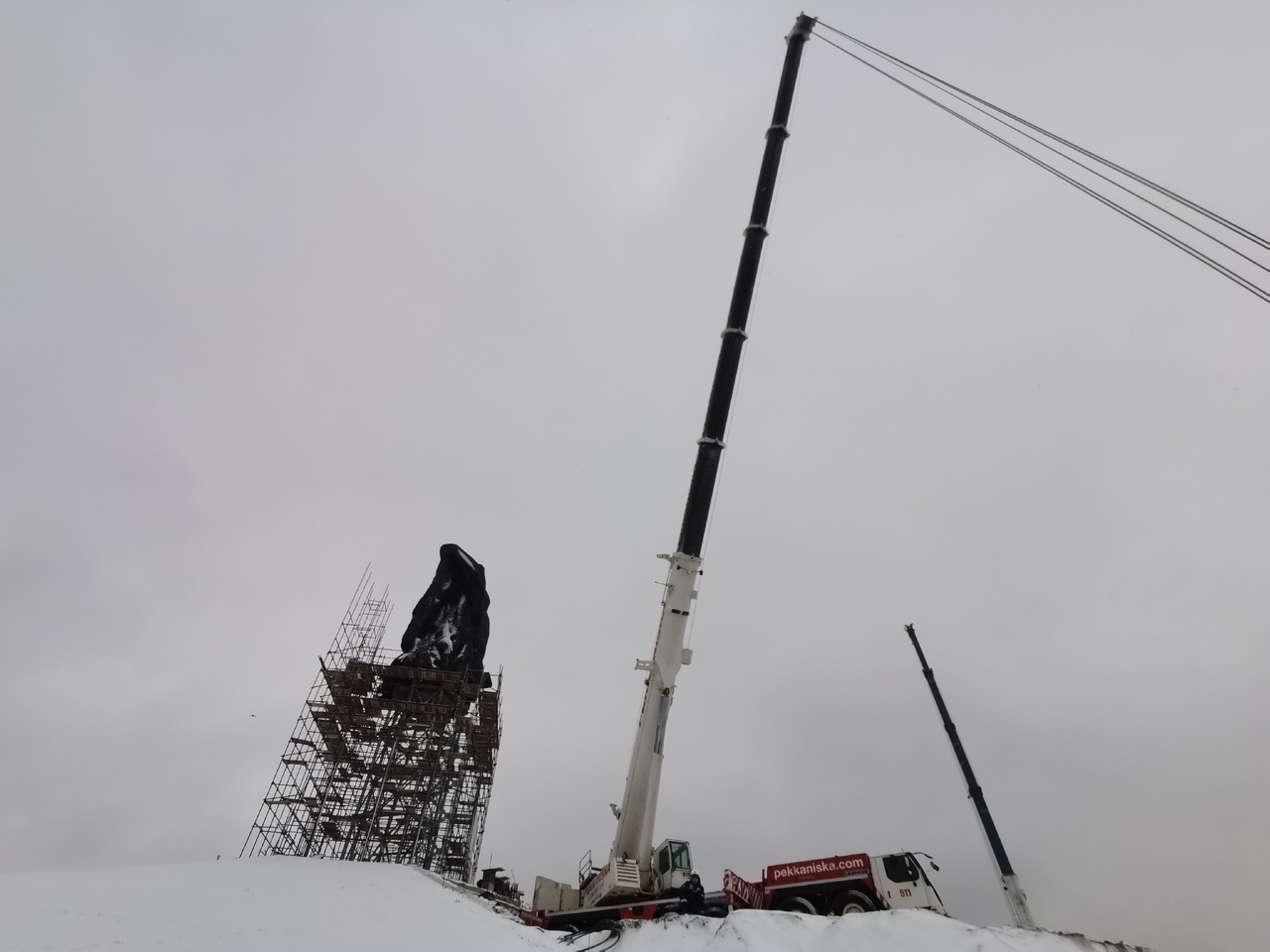 В Ржеве полным ходом идет установка мемориала Советскому солдату
