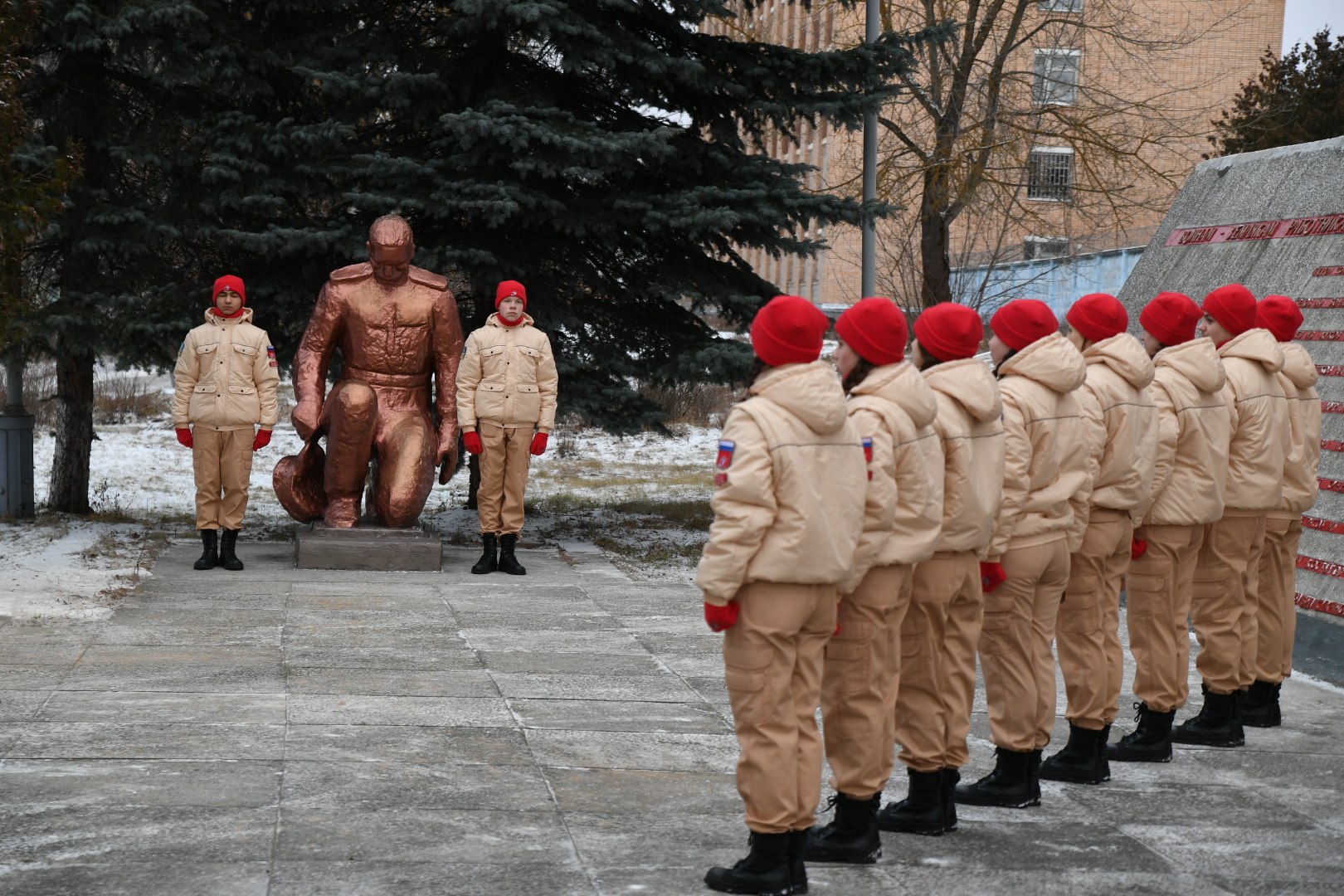 Игорь Руденя в Кимрах возложил цветы к монументу работникам Савеловского завода