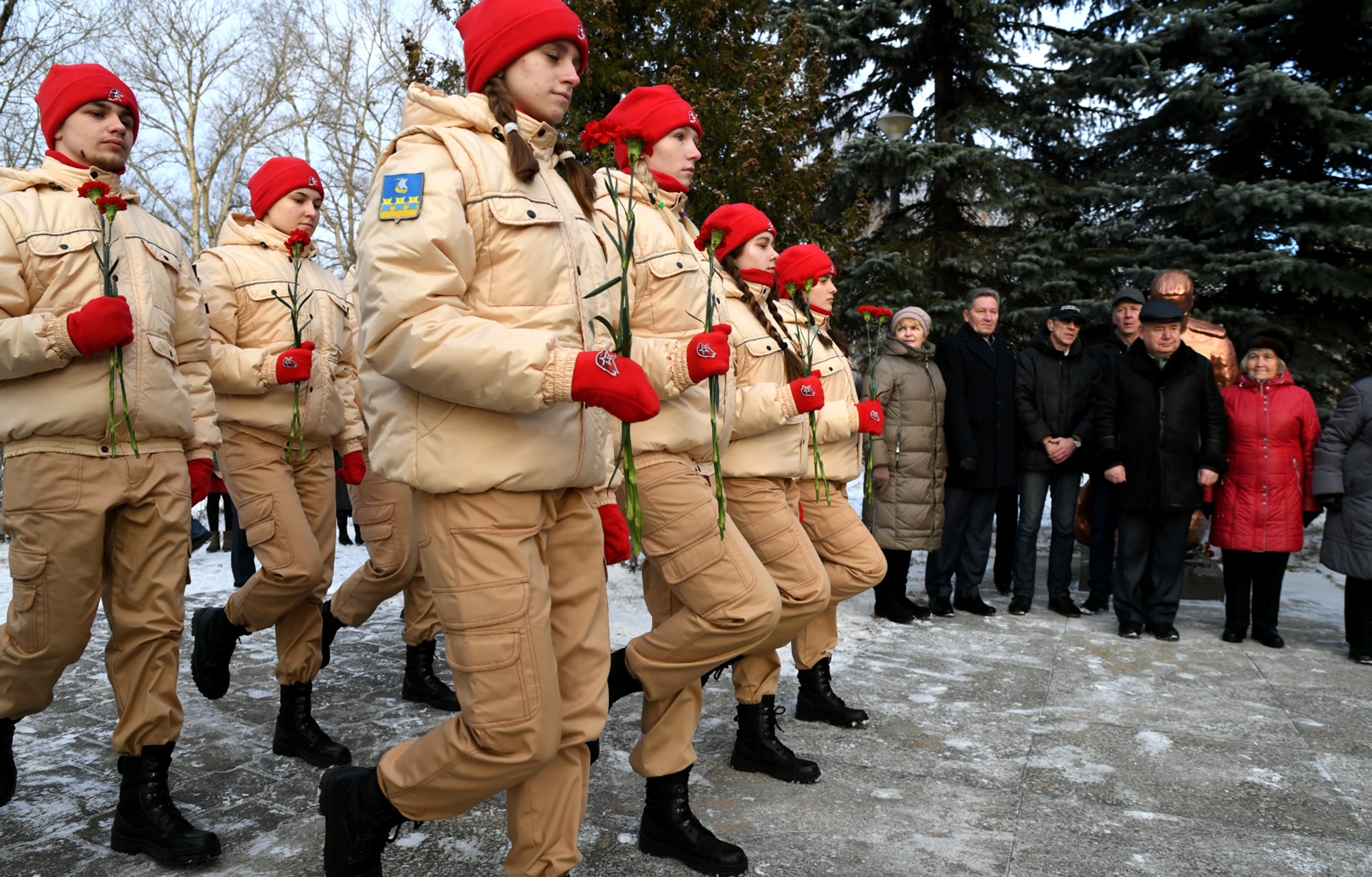 Игорь Руденя в Кимрах возложил цветы к монументу работникам Савеловского завода
