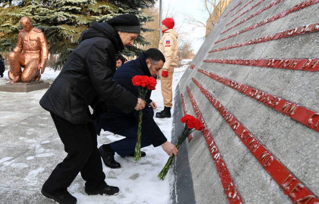 Игорь Руденя в Кимрах возложил цветы к монументу работникам Савеловского завода Игорь Руденя в Кимрах возложил цветы к монументу работникам Савеловского завода