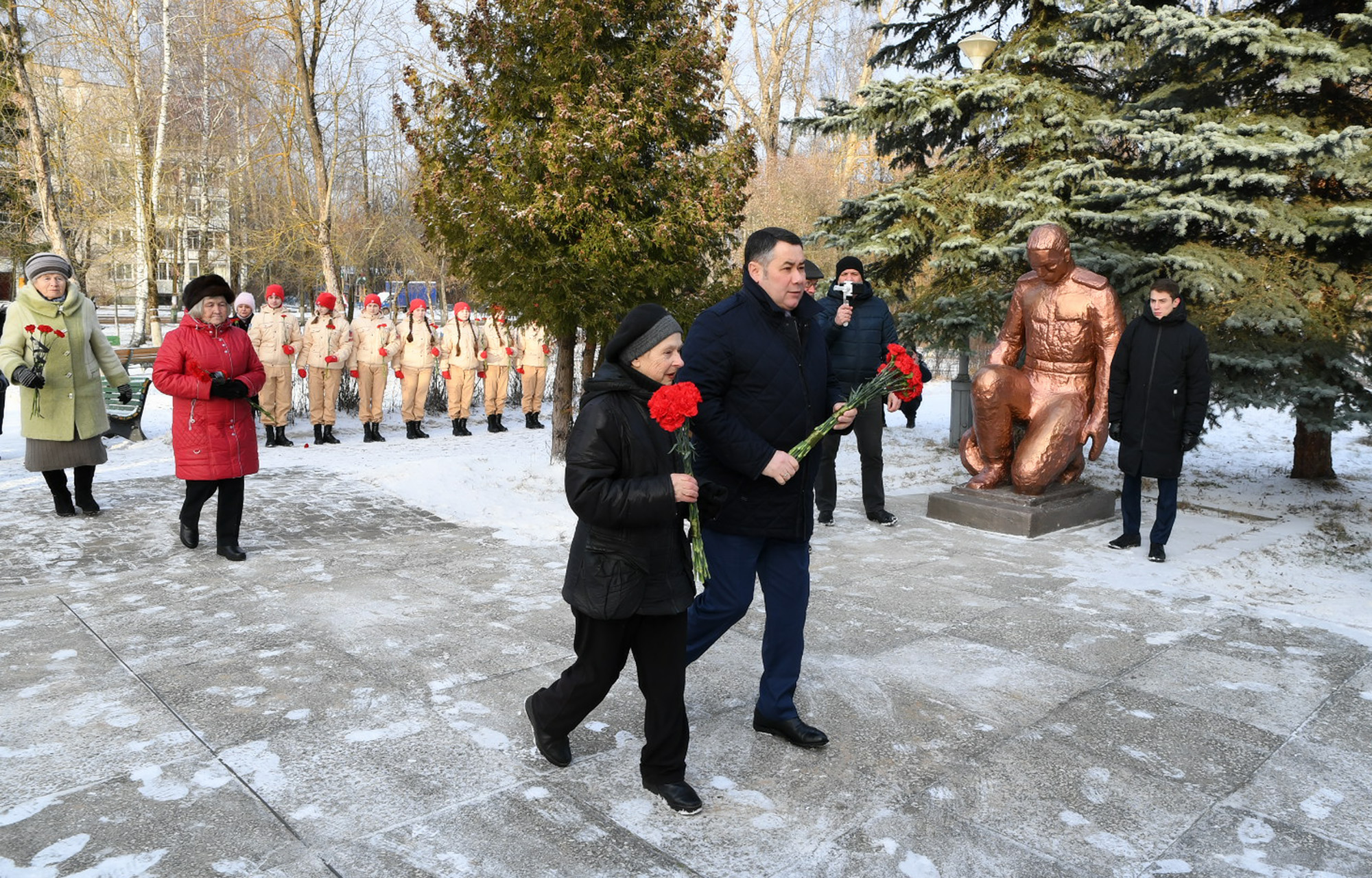 Игорь Руденя в Кимрах возложил цветы к монументу работникам Савеловского завода
