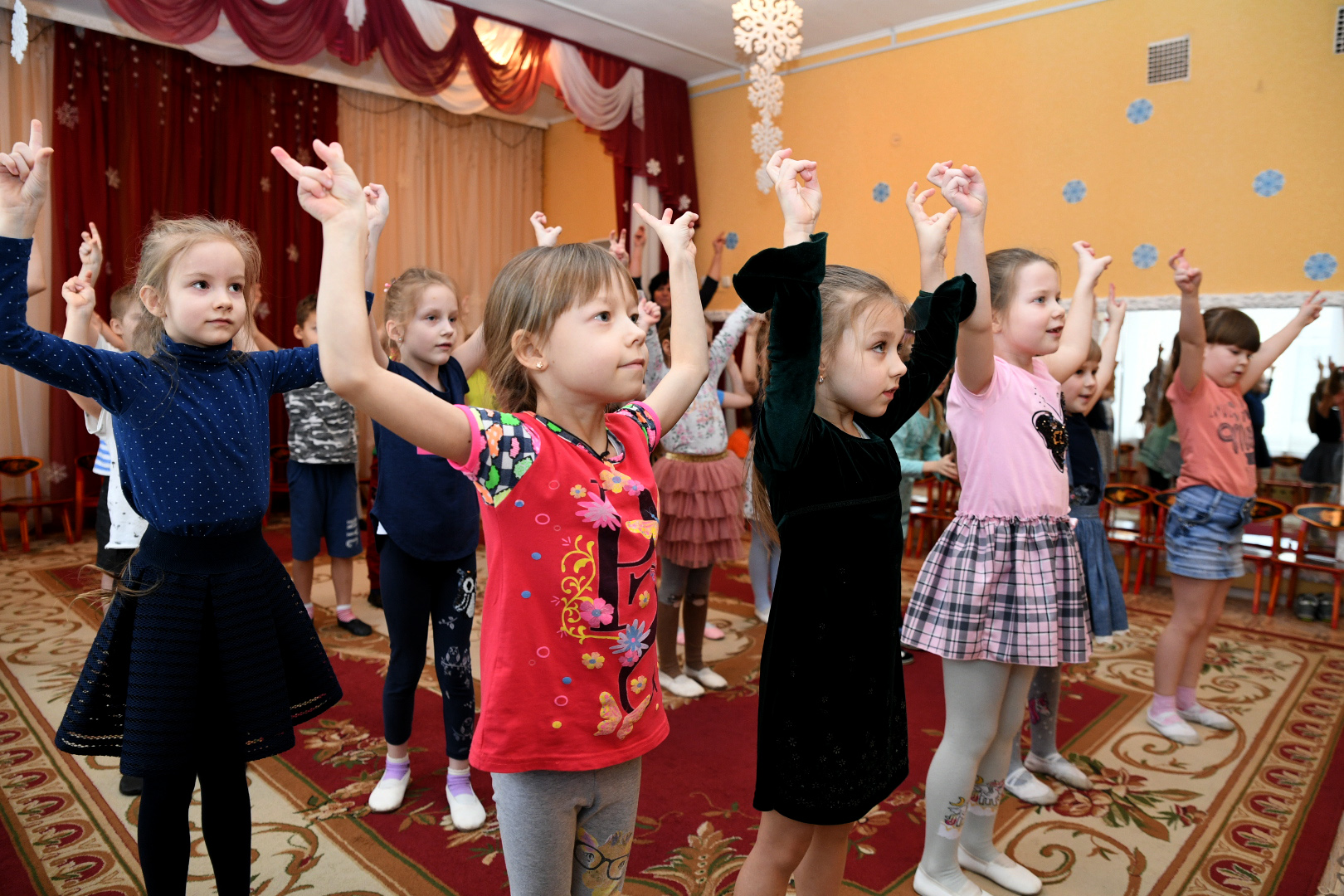 Игорь Руденя навестил детские сады и школы города Кимры