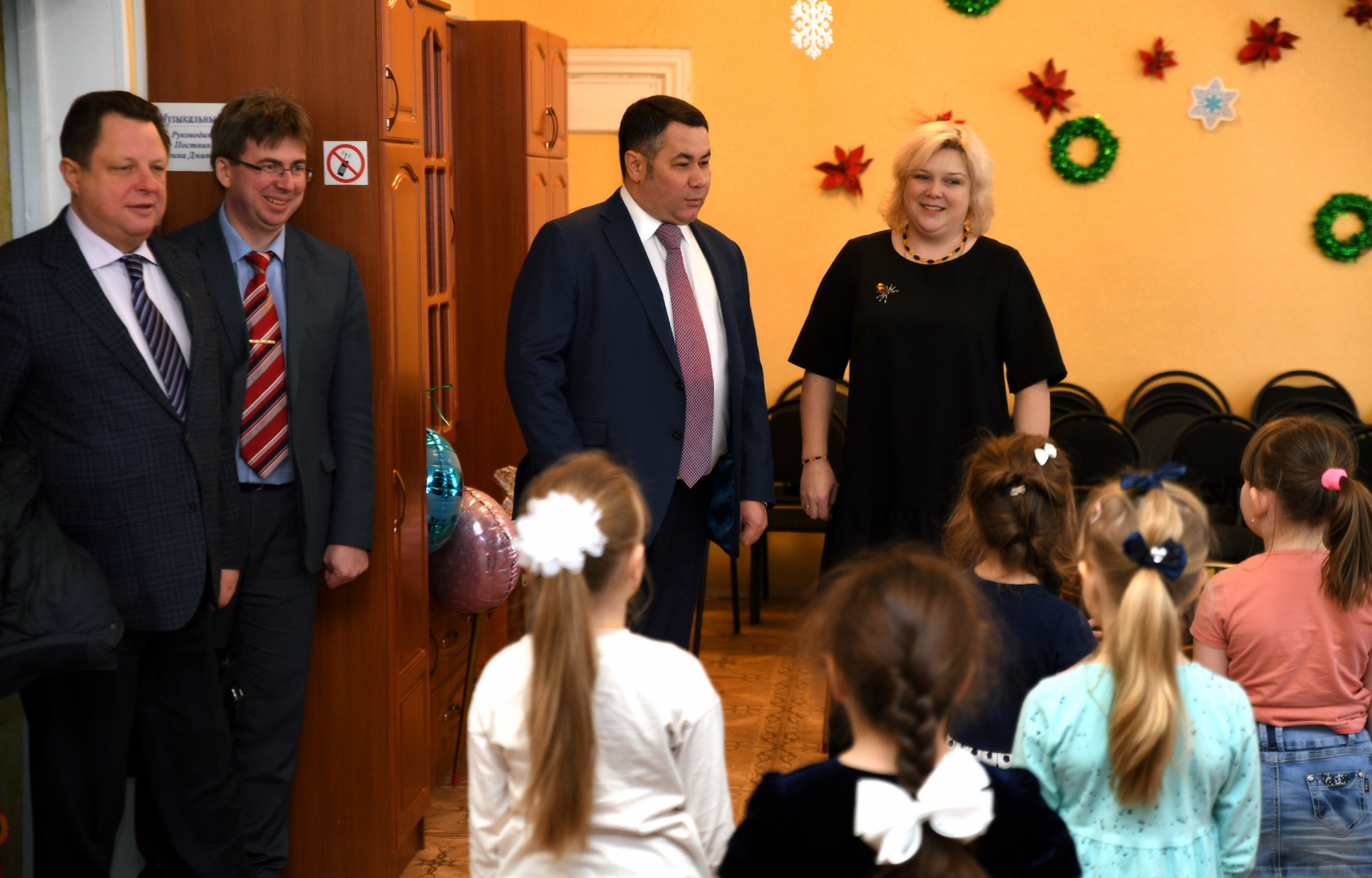 Игорь Руденя навестил детские сады и школы города Кимры