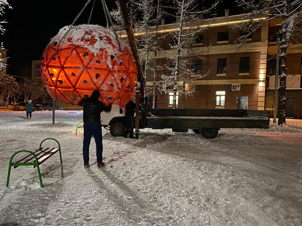 Неизвестные сломали шар-скалодром на детской площадке в Ржеве Тверской области