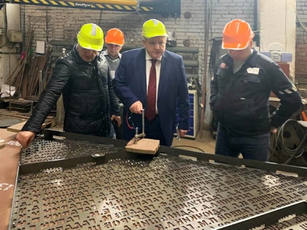 Заместитель Министра культуры РФ Николай Овсиенко посетил предприятия, где изготавливают элементы оформления Ржевского мемориала ФОТО