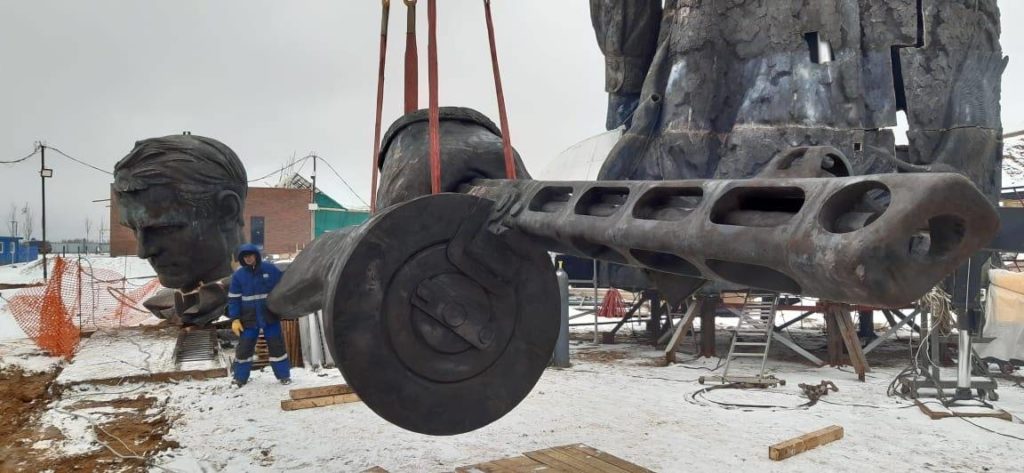 В Тверскую область привезли  девятиметровый ППШ для Ржевского мемориала