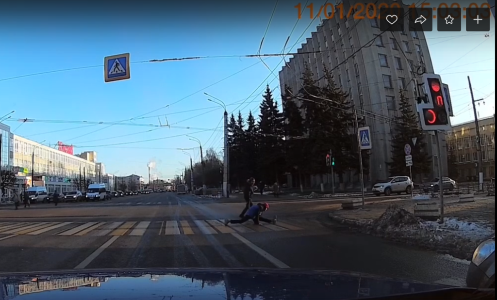 Пешеход с хорошей растяжкой порадовал тверских водителей