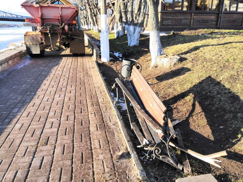 В Твери пескоразбрасыватель сломал лавочку на набережной В Твери пескоразбрасыватель сломал лавочку на набережной