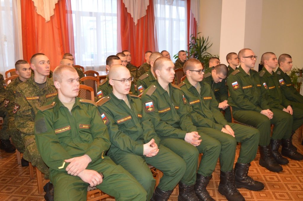 Торопецкие солдаты слушали стихи Есенина