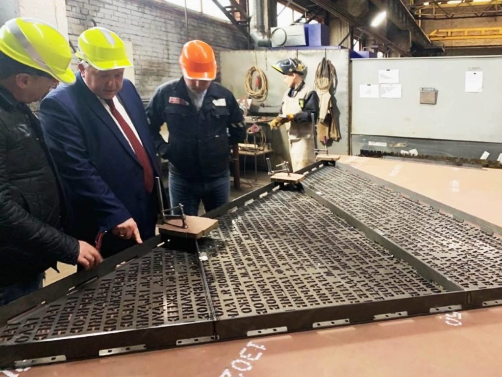 Заместитель Министра культуры РФ Николай Овсиенко посетил предприятия, где изготавливают элементы оформления Ржевского мемориала ФОТО