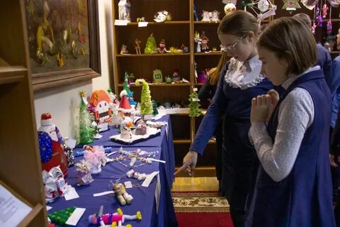 Детские поделки из старых вещей выставлены в библиотеке в Твери Детские поделки из старых вещей выставлены в библиотеке в Твери