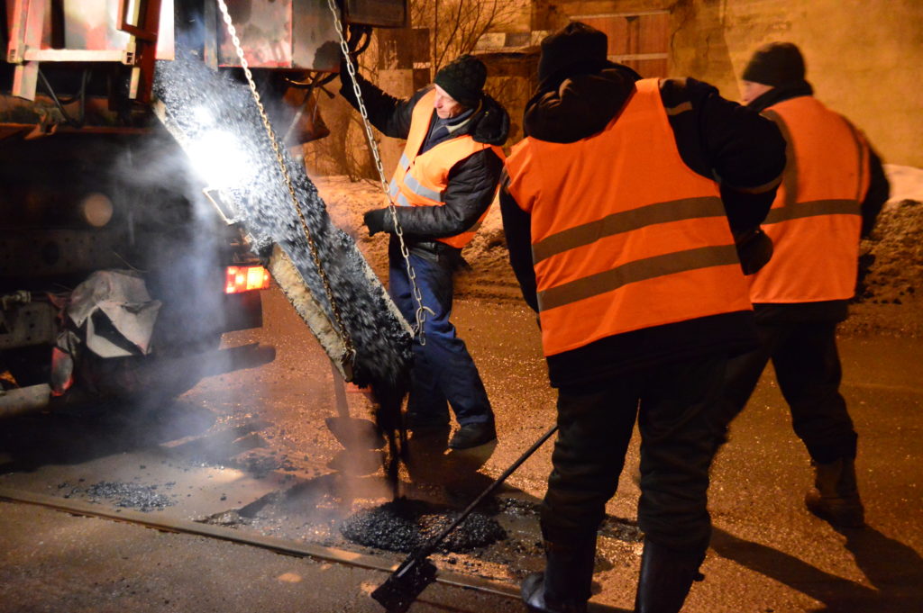 Тверские дорожники заливают ямы литым асфальтобетоном