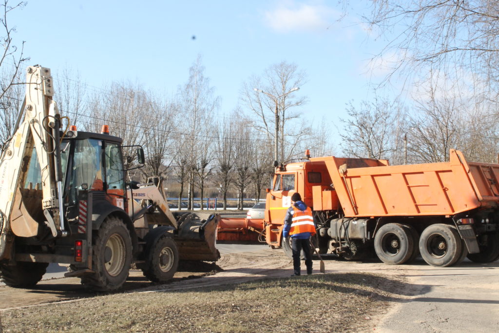 В Твери перешли на летнее содержание дорог В Твери перешли на летнее содержание дорог