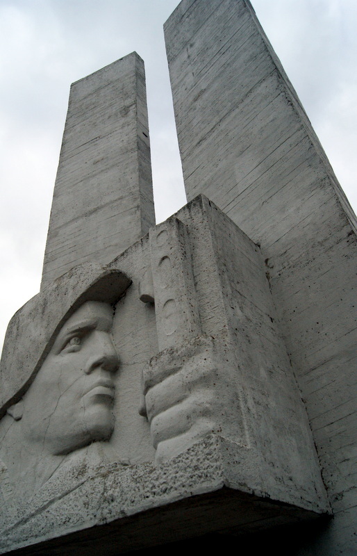 По всей России обелиски, как души, рвутся из земли…