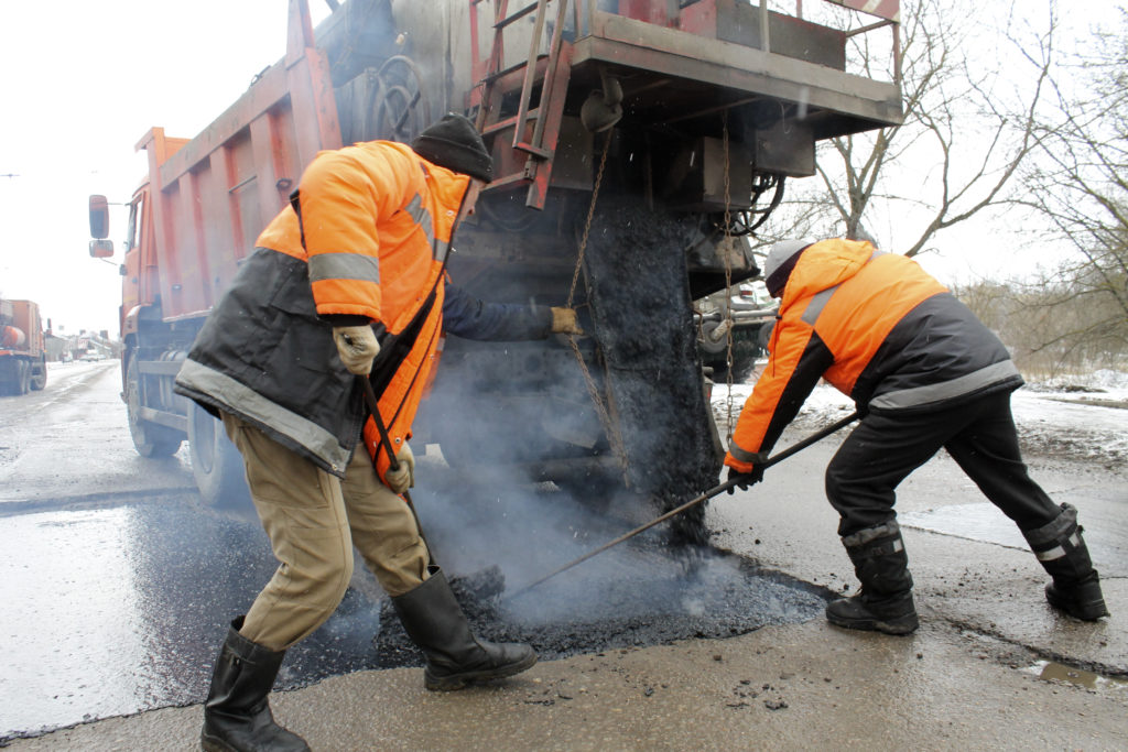 В Твери продолжается устранение повреждений на дорогах В Твери продолжается устранение повреждений на дорогах