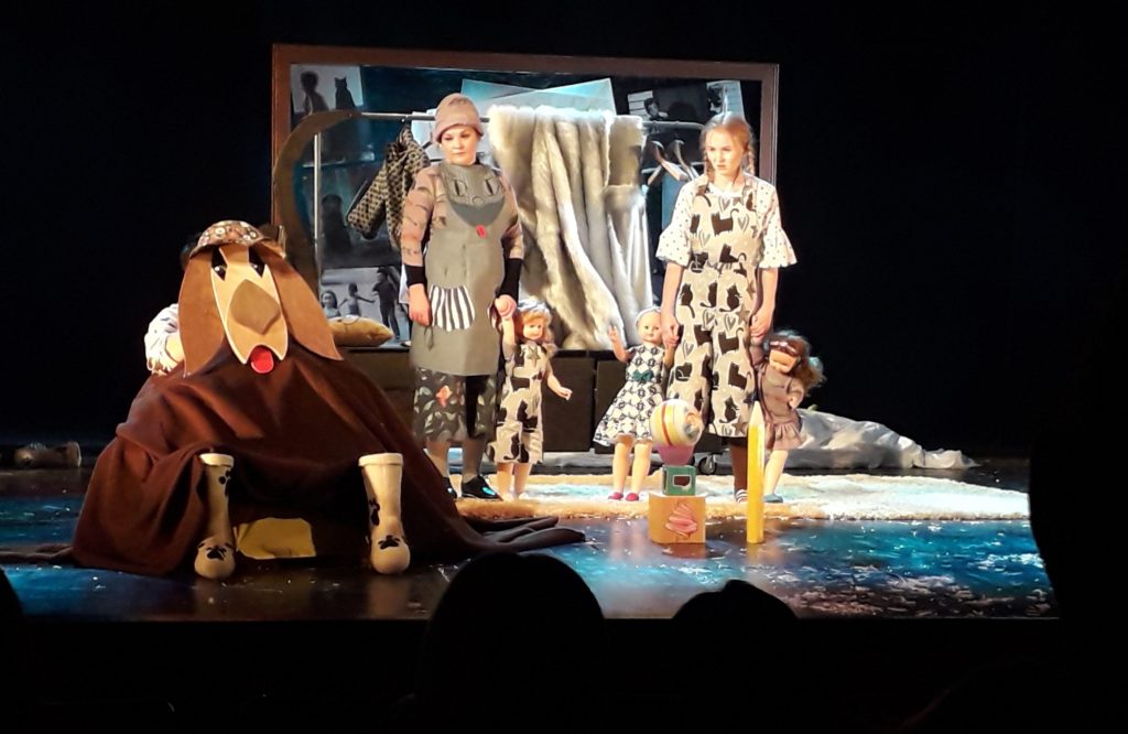 В тверском ТЮЗе прошла премьера «Сказки Йозефа Чапека про пёсика и кошечку»