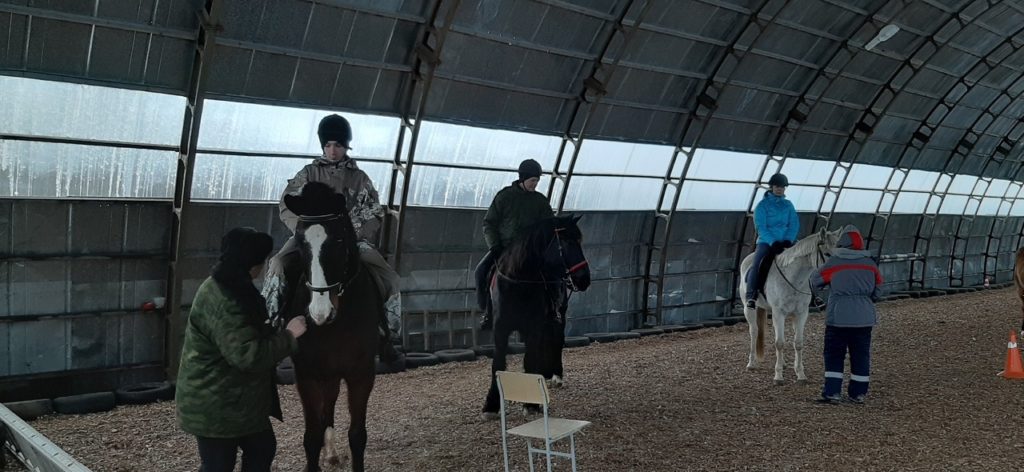 Волонтеров из Тверской области учат держаться в седле Волонтеров из Тверской области учат держаться в седле