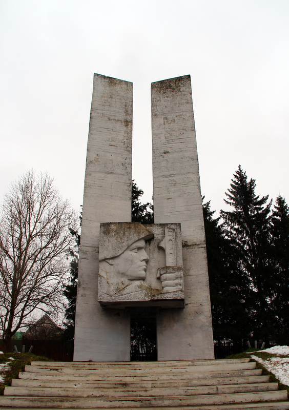 По всей России обелиски, как души, рвутся из земли…