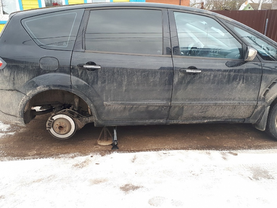 В Твери ночью неизвестные прокололи шины у пяти машин