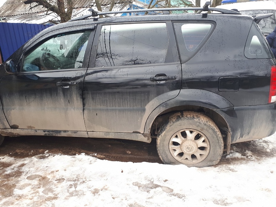 В Твери ночью неизвестные прокололи шины у пяти машин