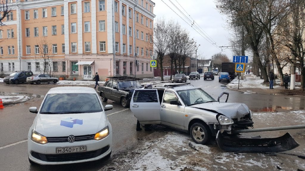 Из-за столкновения трех машин на улице Бебеля в Твери собирается пробка Из-за столкновения трех машин на улице Бебеля в Твери собирается пробка