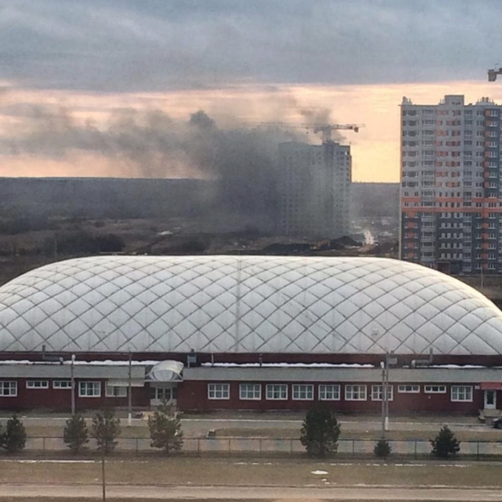 В Твери черный дым окутал многоэтажку в Южном