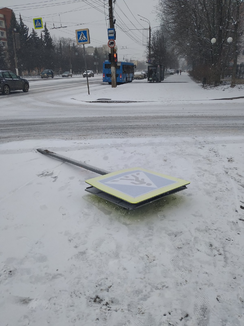 На пересечении улиц в Твери упал знак пешеходного перехода