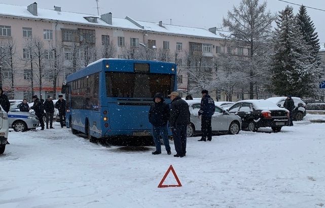 Момент аварии с автобусом на площади Мира в Твери попал на камеру видеонаблюдения