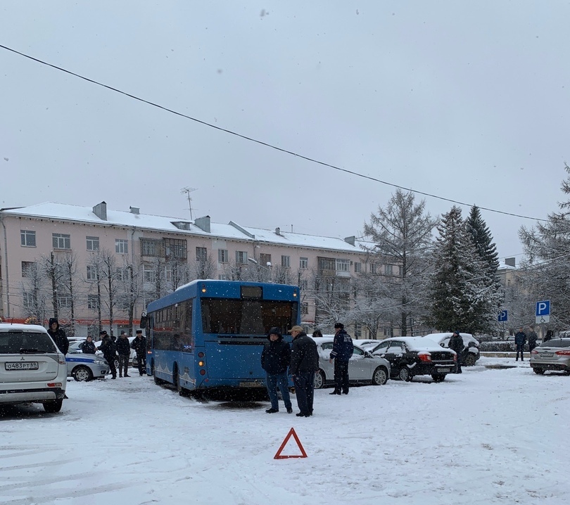 Автобус врезался в припаркованные машины на площади Мира в Твери