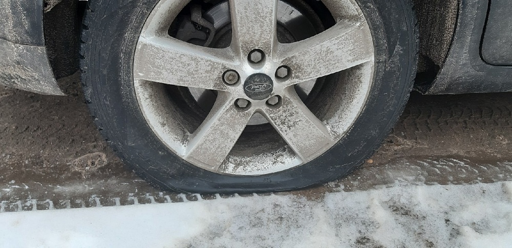 В Твери ночью неизвестные прокололи шины у пяти машин