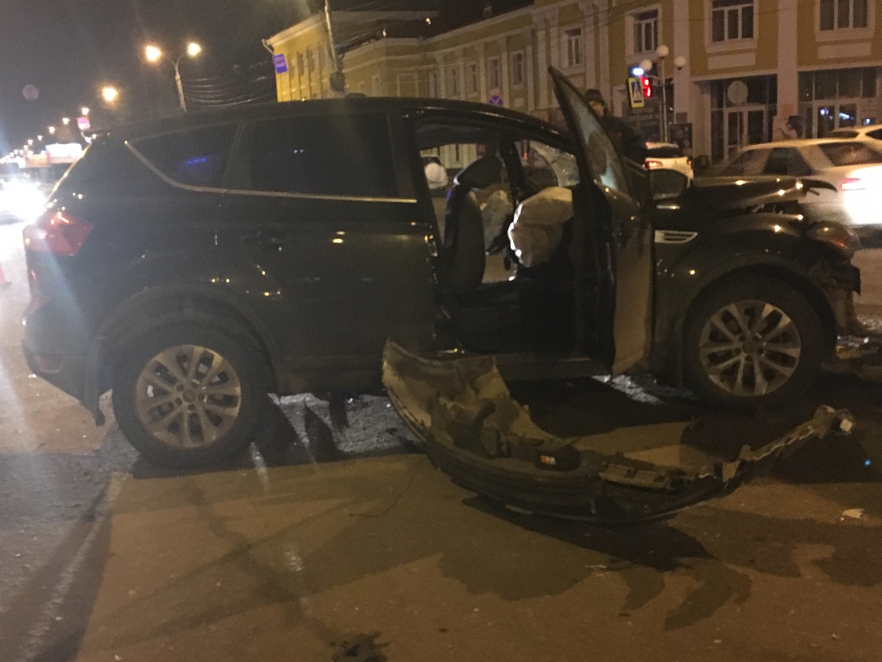 Ночью в Твери легковушка столкнулась с синим автобусом