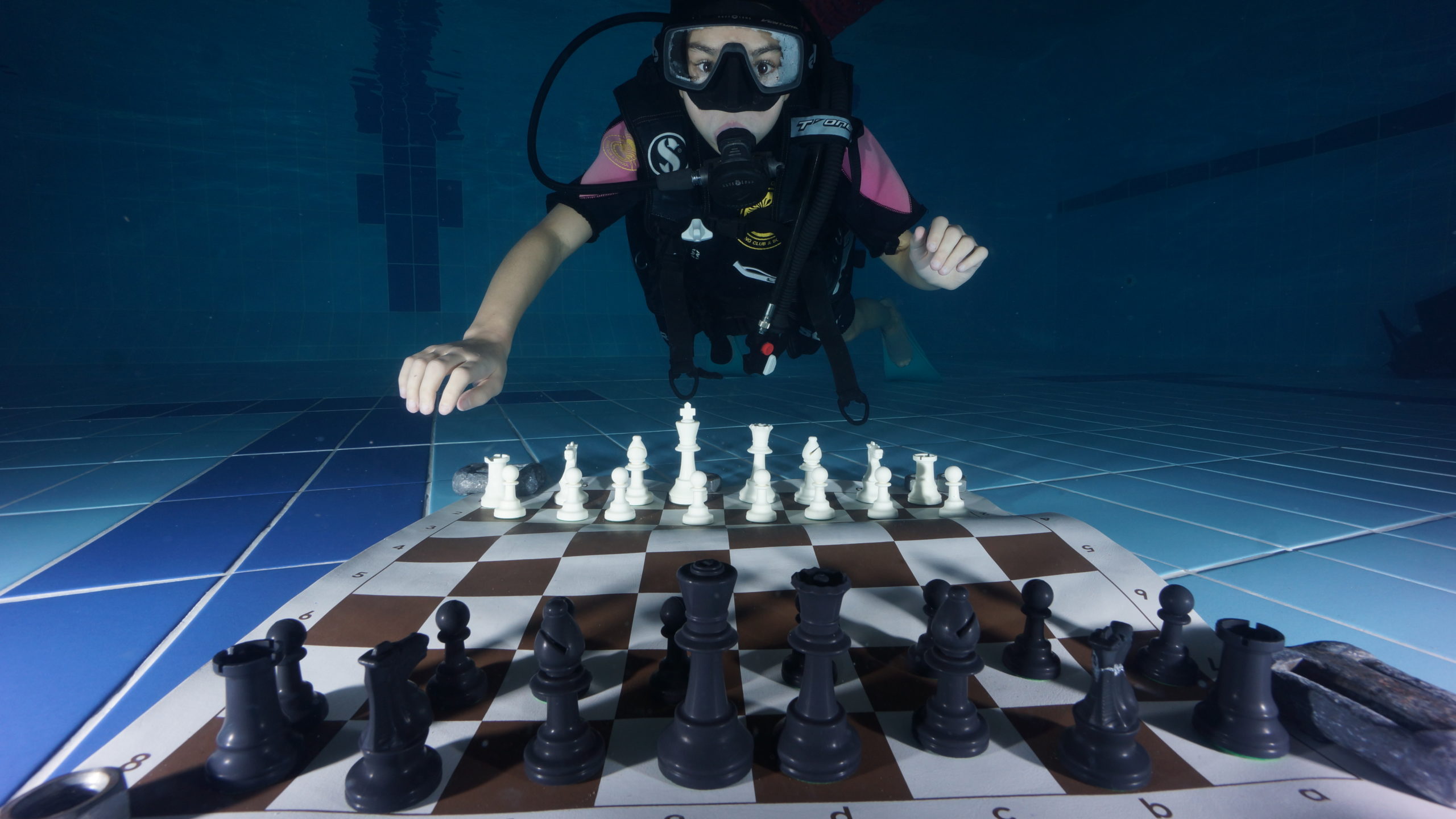 Шахматы 1 игрок. Шахматы. Шахматы на воде. Игра шахматы. Подводные шахматы вид спорта.