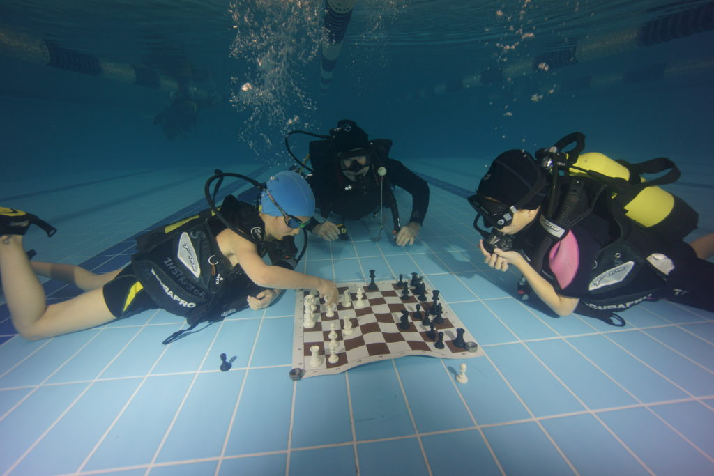 Дети сыграли в подводные шахматы в Твери 