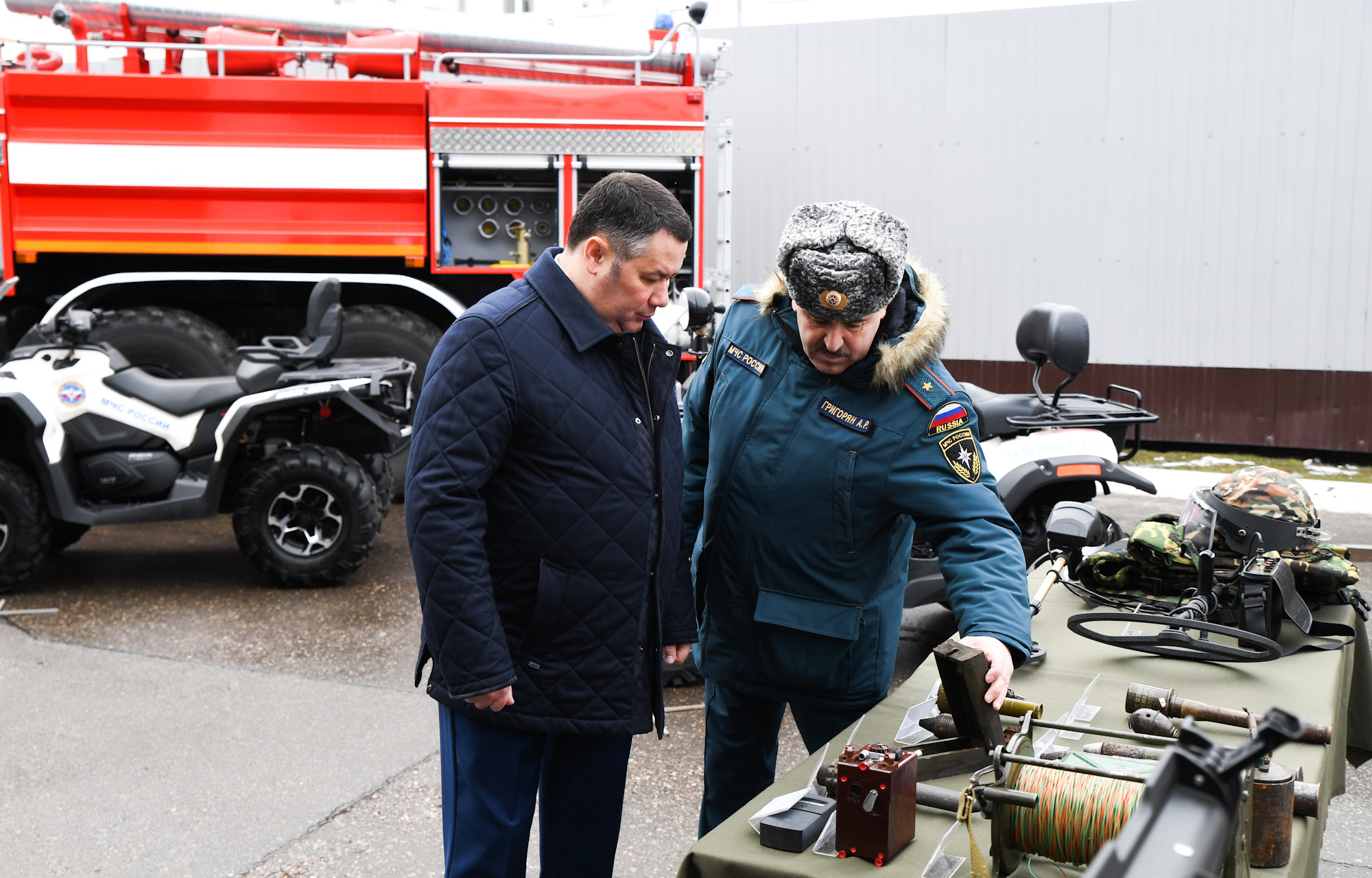 Игорь Руденя подарил тверским спасателям милого и полезного щенка