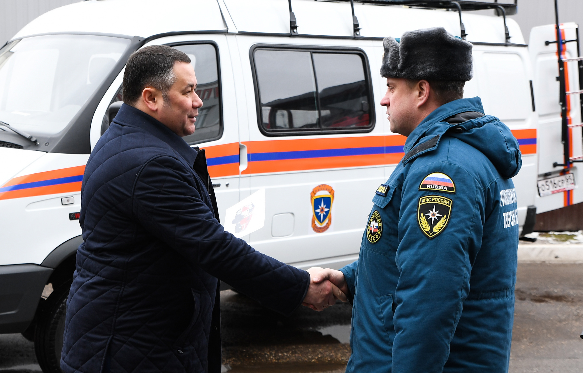 Игорь Руденя подарил тверским спасателям милого и полезного щенка