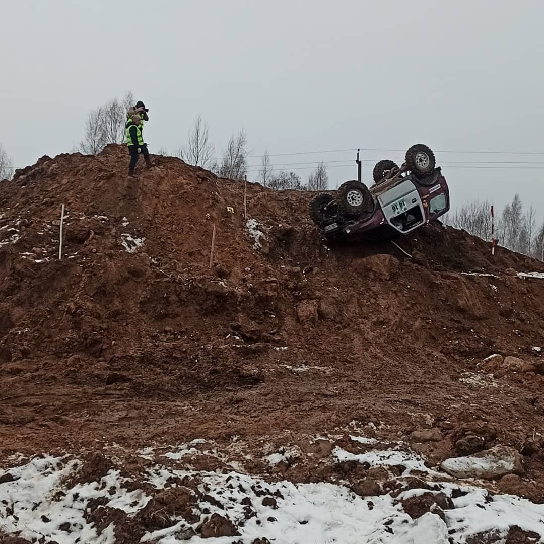 В Твери перевернулась машина на соревнованиях по джип-триалу
