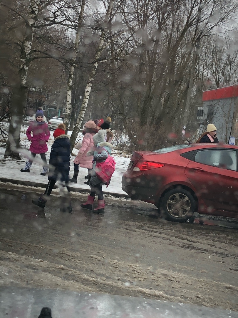 В Твери мужчина был шокирован количеством детей в одном автомобиле В Твери мужчина был шокирован количеством детей в одном автомобиле