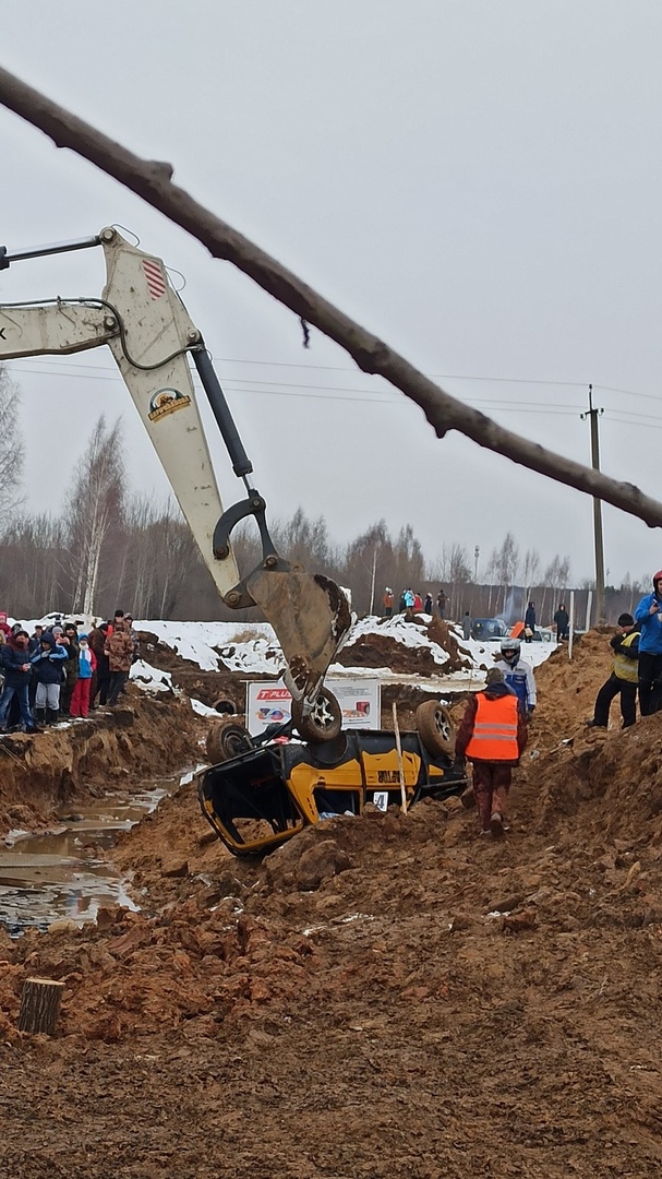 В Твери перевернулась машина на соревнованиях по джип-триалу