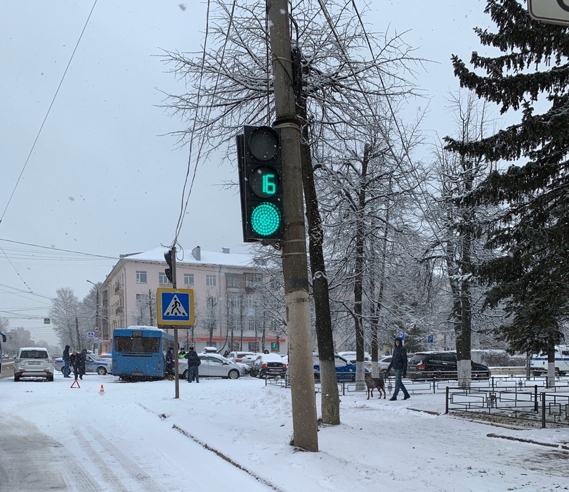 Автобус врезался в припаркованные машины на площади Мира в Твери