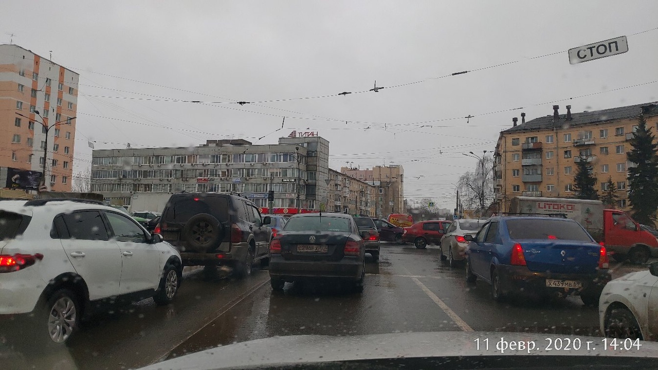 На площади Капошвара в Твери образовалась гигантская пробка На площади Капошвара в Твери образовалась гигантская пробка