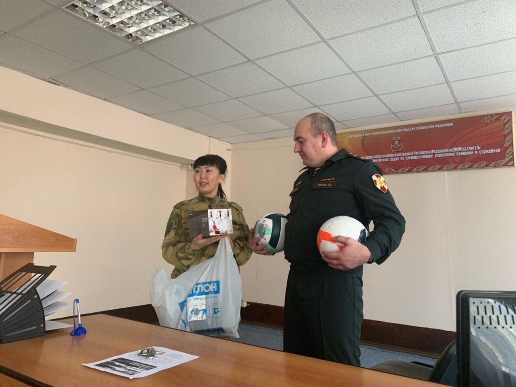 В Твери женщины-росгвардейцы поздравили с праздником коллег