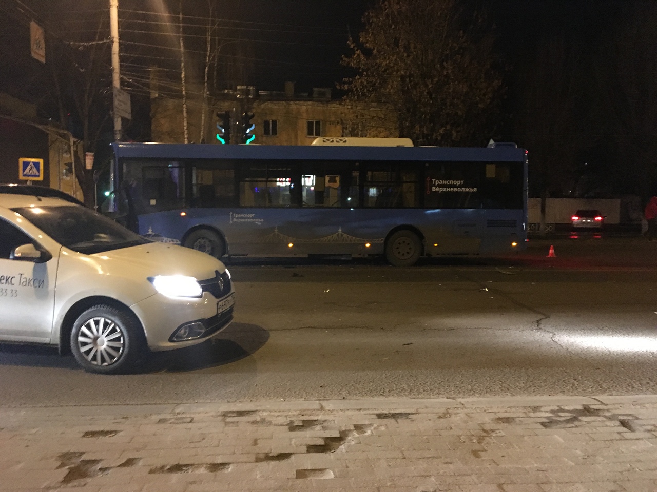 Ночью в Твери легковушка столкнулась с синим автобусом