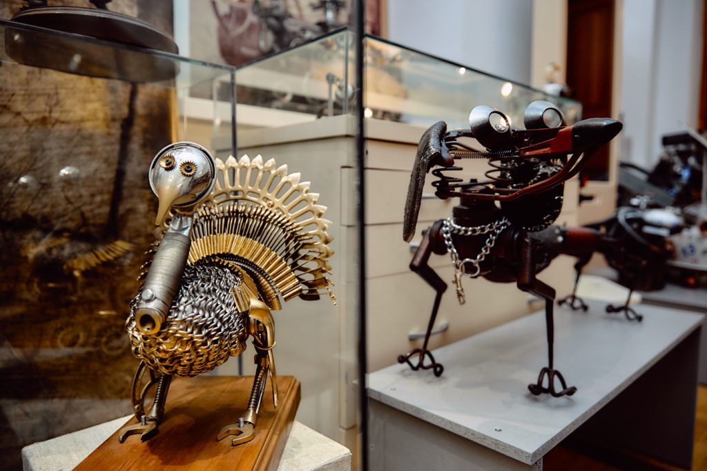 Художник-дизайнер из Осташкова Игорь Афанасенко создает шедевры из металлического мусора