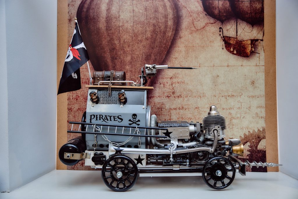 Художник-дизайнер из Осташкова Игорь Афанасенко создает шедевры из металлического мусора