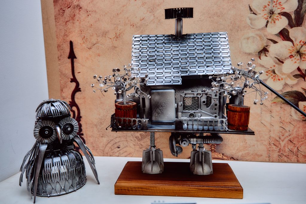 Художник-дизайнер из Осташкова Игорь Афанасенко создает шедевры из металлического мусора