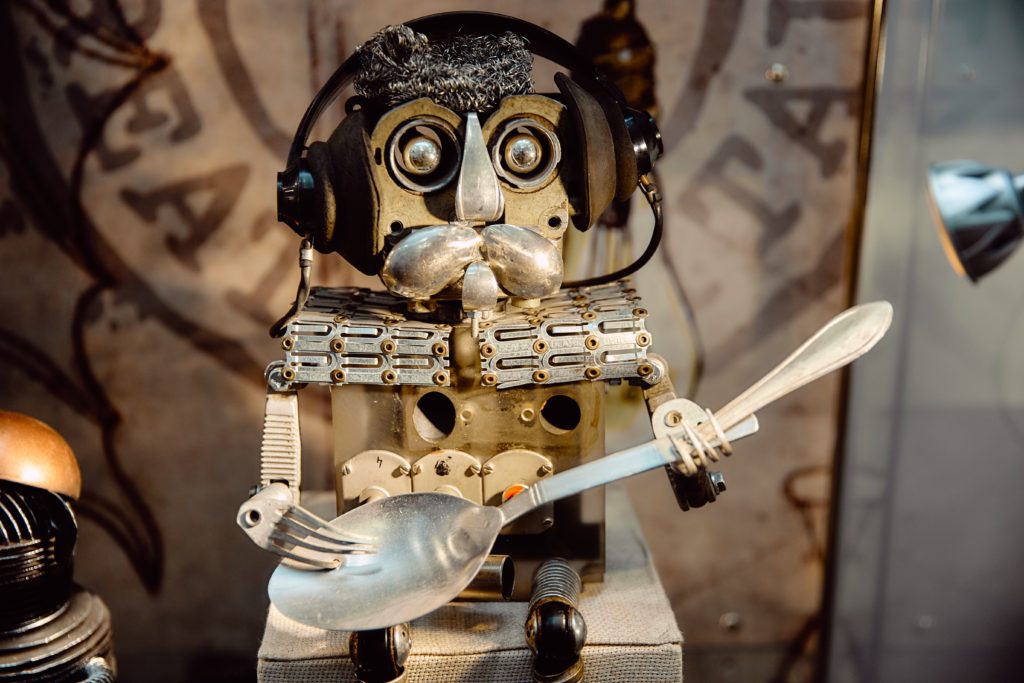 Художник-дизайнер из Осташкова Игорь Афанасенко создает шедевры из металлического мусора