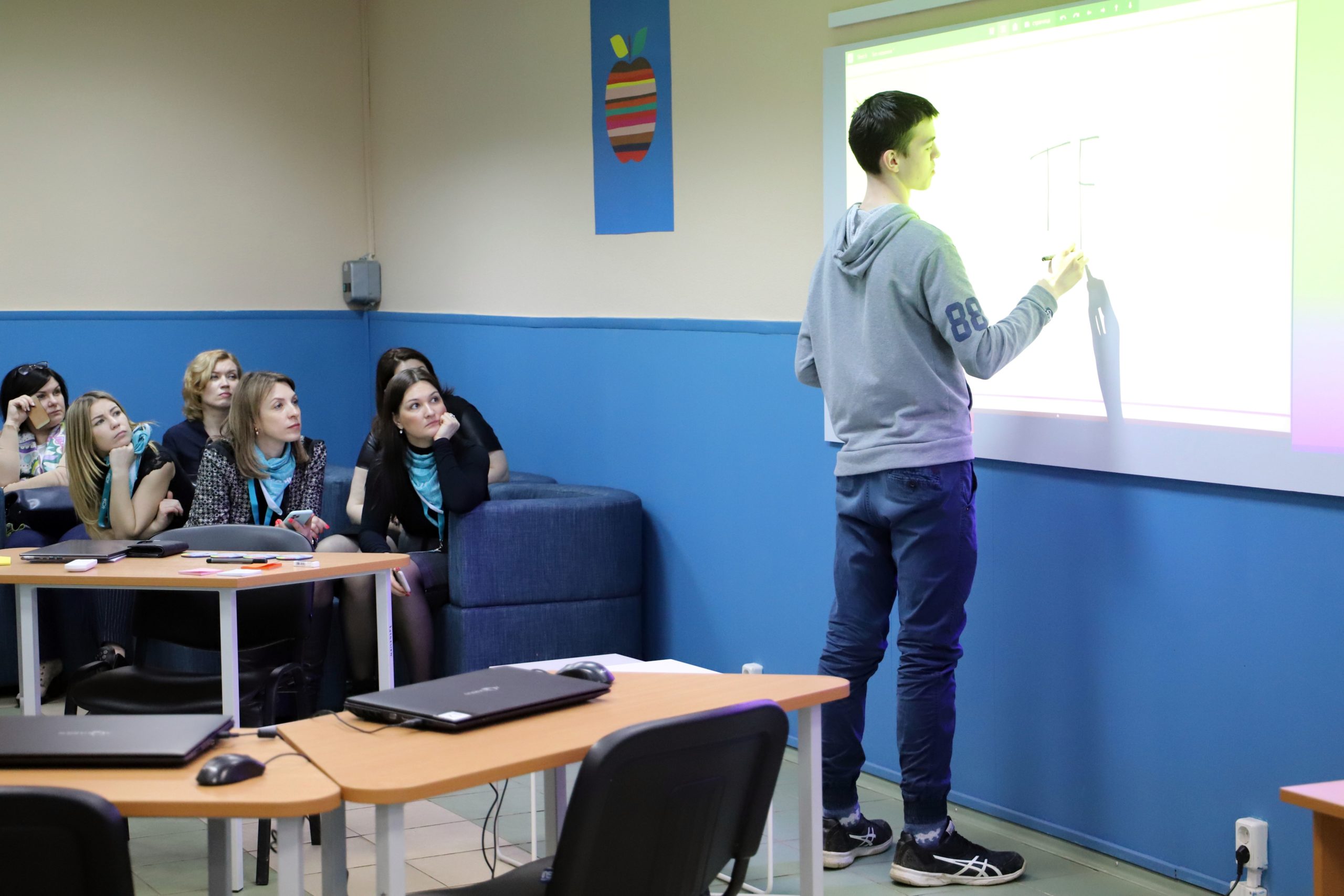 Выпускники и студенты познакомились с возможностями трудоустройства на ведущие предприятия Тверской области