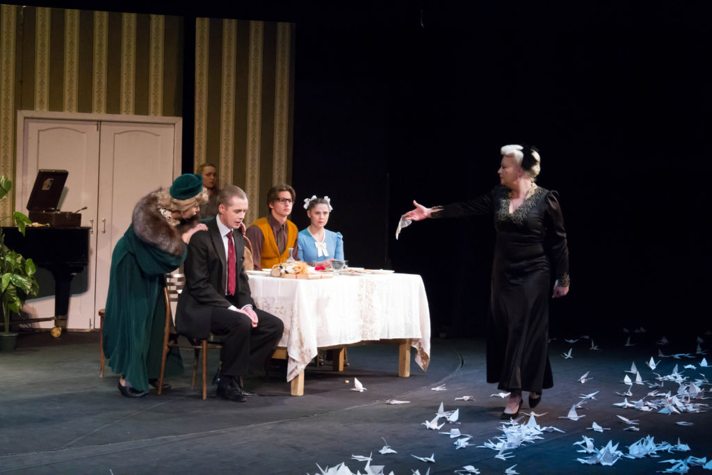 Спектакль «Вечно живые» Тверского театра драмы завершил Всероссийский фестиваль имени Розова Спектакль «Вечно живые» Тверского театра драмы завершил Всероссийский фестиваль имени Розова