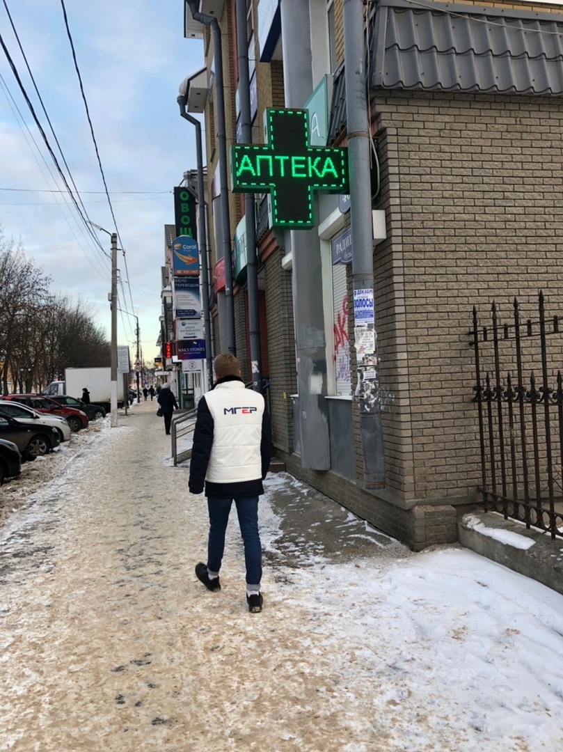 Тверские активисты облепили наклейками «жадные» аптеки